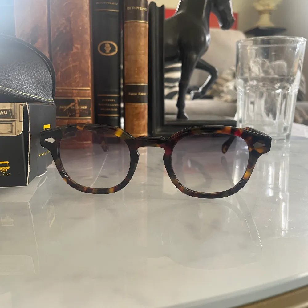 Moscot solglasögon med snygg grå fade som gör att de är perfekt både inomhus och utomhus, i superbra skick, knappt använda!. Köpt från moscots hemsida nypris 3899:-. Accessoarer.