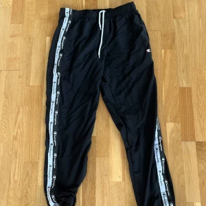 Champion byxor strl m - Champion byxor storlek m, helt oanvända. Köptes för 500 &