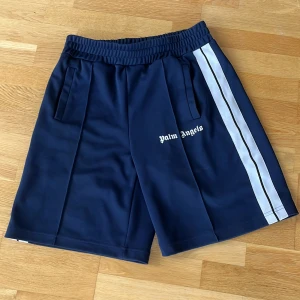 Palm angels shorts storlek m - Palm angels baby blue trick pants strl m Tidigare använda, bra skick. Köptes för 3296