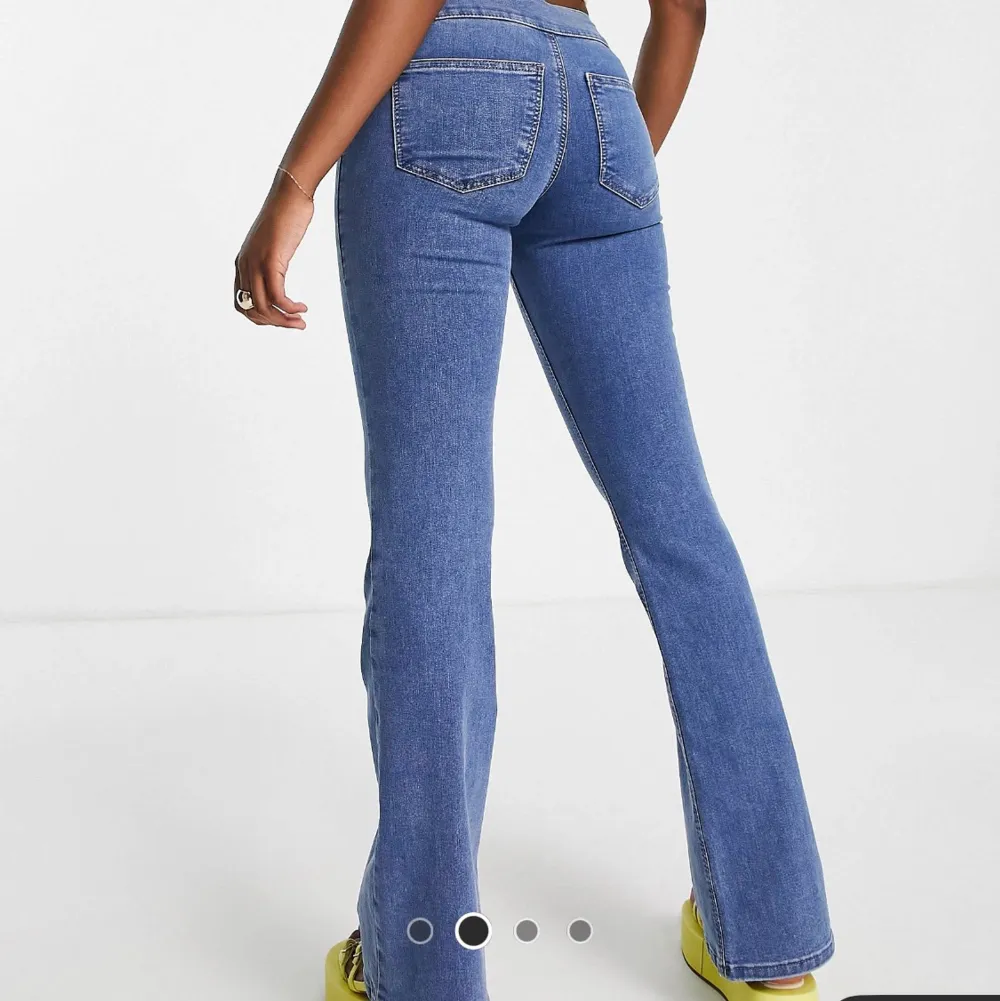 Asos lågmidjade jeans! aldrig använt endast provat! Var för små för mig, storlek W25 L30💕. Jeans & Byxor.