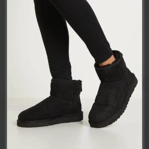 UGG mini svarta - Säljer mina UGG mini svarta i storlek 38. Inköpta vintern 2021 och endast använda ett fåtal gånger så i väldigt välvårdat skick! 