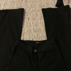Bikbok jeans!💕 - Jättefina utsvängda jeans från bikbok! Jeansen är knappt använda så dom är i fint skick dock är materialet på jeansen rätt stretchiga vilket är rätt skönt! Byxorna är lite stora på mig som har storlek xs! Men lite långa på mig (är 161) nypris: 599kr 💕