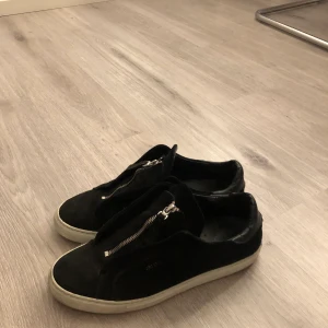 Arigato Skor - Tjaa! Säljer ett par Arigato clean 90 zip som tyvärr är fel storlek. Riktigt snygga och bekväma skor! Storlek 42 och skulle säga att dem är true to size. Hör av dig vid funderingar😀