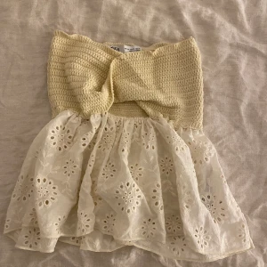 Zara topp - Fin och populär topp från Zara, knappt använd så mycket fint skick! Storlek XS