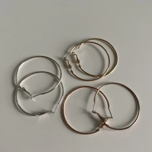 Tre par örhängen  - Tre par örhängen i guld, silver och roséguld. Säljer dom för 20kr styck🤪😍