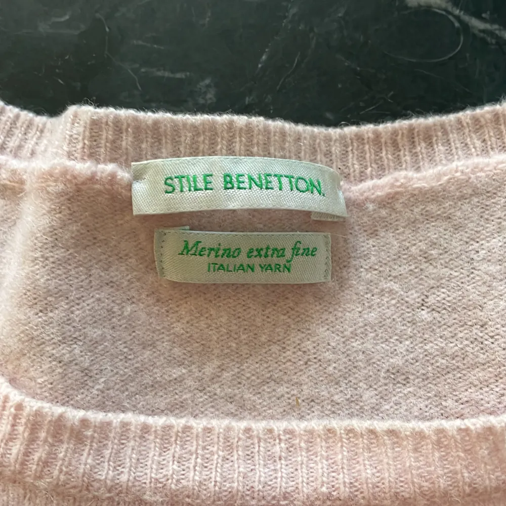 Jätte fin stickad tröja i ljusrosa från Stile Benetton i italienskt garn💗tröjan passar xs/s, säljer pågrund av att den blivit lite för liten för mig, inte använd många gånger💗skriv för frågor !!. Stickat.
