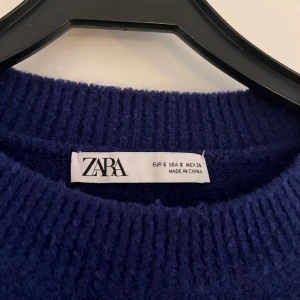 Blå stickad tröja  - Blå stickad tröja från zara! Superfin men kommer ej till användning längre. Bra skick, men använd några gånger💗hör av dig vid frågor eller om du är intresserad!