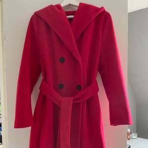 Jätte fin och skön röd kappa köpt på Zara för ungefär ett år sedan i storlek xs. Använd ett fåtal gånger men är i princip i nyskick. Lite stor för att vara xs så skulle säga att den är mer S. 