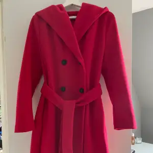 Jätte fin och skön röd kappa köpt på Zara för ungefär ett år sedan i storlek xs. Använd ett fåtal gånger men är i princip i nyskick. Lite stor för att vara xs så skulle säga att den är mer S. 