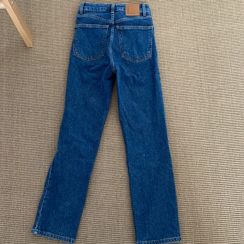 Ett par jeans som jag knappt har använt för att det inte riktigt är min stil. Har använt få gånger😍de är högmidjade men kan bli långmidjade och är väldigt stretchiga!. Jeans & Byxor.