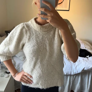 Stickad tröja  - Stickad tröja från Gina, storlek S. Vit/beige färg. Så fin till hösten ❤️‍🔥