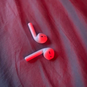 airpods - har inget skal så ingen användning för dom men skriv för mer information (äkta) pris kan diskuteras