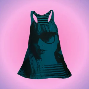 Linne med tryck - Snyggt linne med tryck! Är mer grönt än de ser ut på bilden! 💚 Kan försöka ta bättre bilder om någon är intresserad💞 Har sytt in den så den sitter riktigt fint🙌🏼 Lappen är bortklippt men skulle säga att den är i Xs-S nu när jag sytt in den<3 