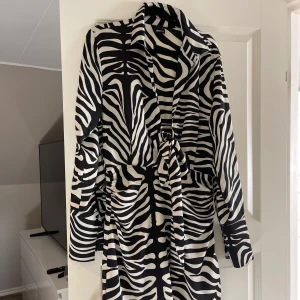 Satinklänning från Ginatricot  - Aldrig använt 