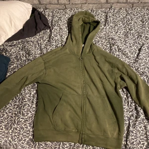 Oversized weekday olivgrön ziphoodie - Oversized olivgrön weekday hoodie stl xs men rätt stor 