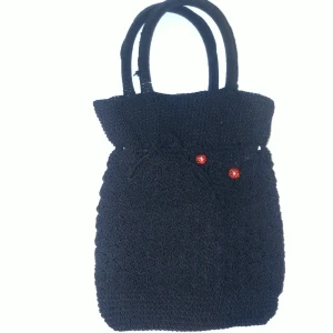 Gammal damväska - Gammal dam väska. Svart och virkad. Man kan knyta snörena och dra ihop så att väskan "stängs". Den är lite sönder (se bild nr 2) och kostar därför mindre än det jag köpte den för.  ❗PRIS KAN DISKUTERAS❗