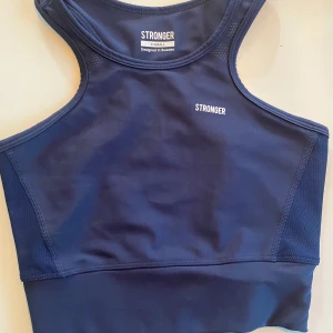 Stronger Topp - Marinblå Stronger topp i mycket fint skick. Inte mycket använd. Stl XS