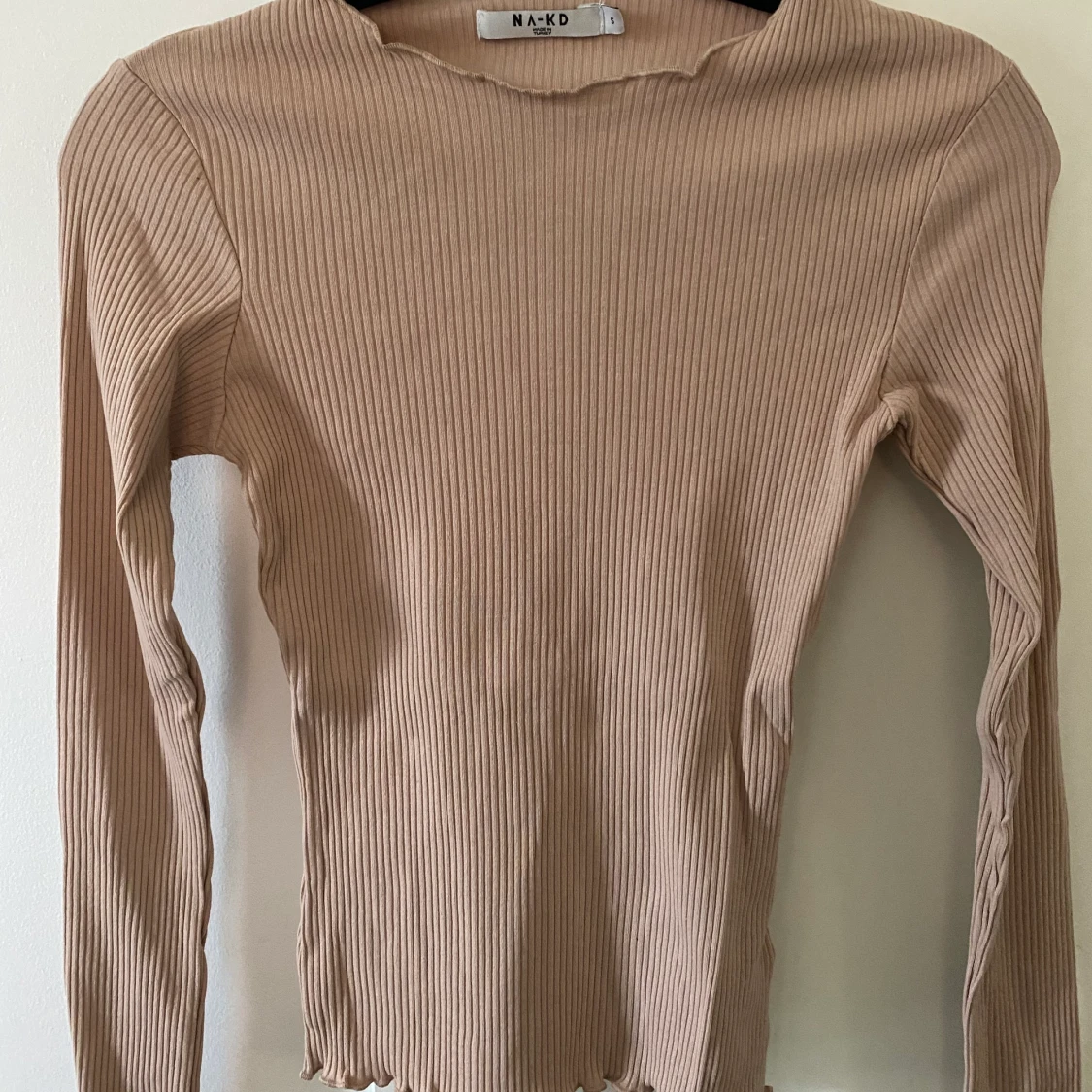 Ribbad tröja i beige