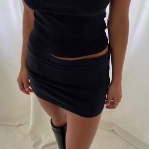 Säljer denna kjolen från alobha label (Lova Widerbergs egna märke) då den är för stor för mig och har därför ej kommit till användning💕 Kjolen har även inbyggda shorts 🤍