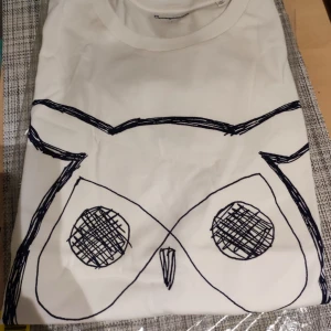 Knowledge Cotton Vit t-shirt large - Vit t-shirt i large från knowledge cotton. Oanvänd och ny. Normal passform. För liten för mig. Se tidigare försäljning av den i svart.