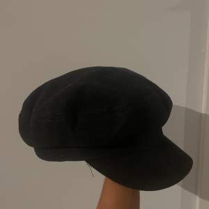 Skön & ball hatt som varit en tidigare favorit men inte används längre! :) precis som nyskick! Kan mötas upp. Fraktar för 26 kr 