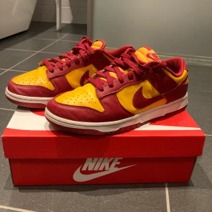 Nike Dunk Midas Gold  - Storlek: 42,5 Condition: 7/10 Original box medföljer  