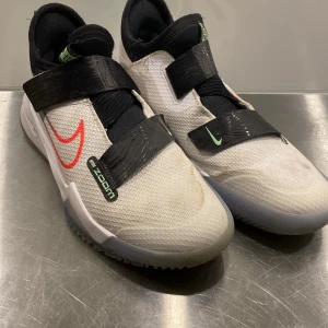 Nike basketskor - Bra basketskor för dig som kanske har ont i fötterna. Väldigt bra ankle support. De har aldrig använts utomhus.
