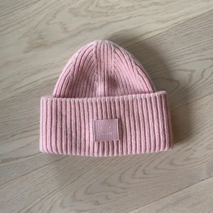 Acne mössa - Säljer min rosa acnemössa då jag ej använder den längre. Den är i bra skick! 💕Köpare står för frakt! Skriv för fler bilder! 