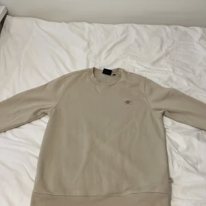 Dickies Swetshirt - Säljer min dickies swetshirt som är i väldigt fint skick/knappt använd. Köptes i April 2022