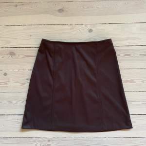 Jättefin brun, kort kjol från Benetton, stl XS. Från 90-talet. Jättefint skick!