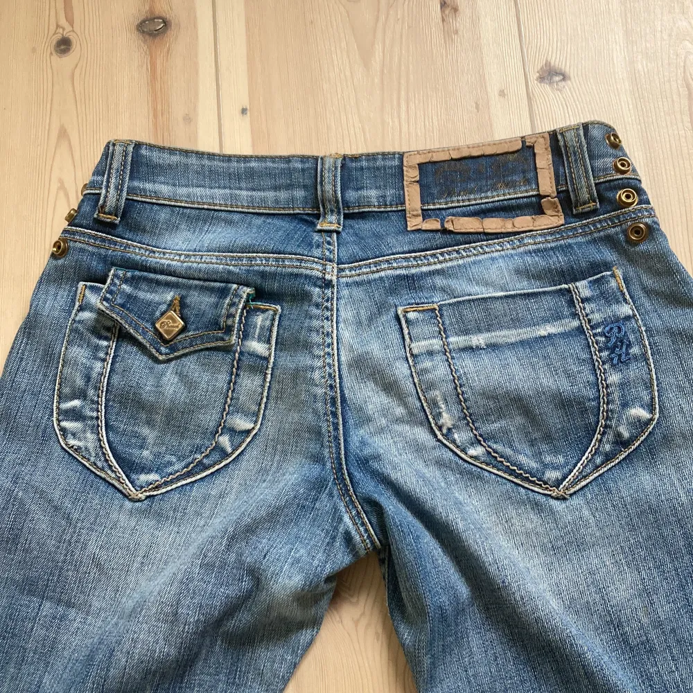 Buda på dessa as snygga lågmidjade jeans💗. Jeans & Byxor.