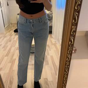 Lågmidjade jeans från bikbok som inte längre säljs, storlek S!🤍 100kr + frakt