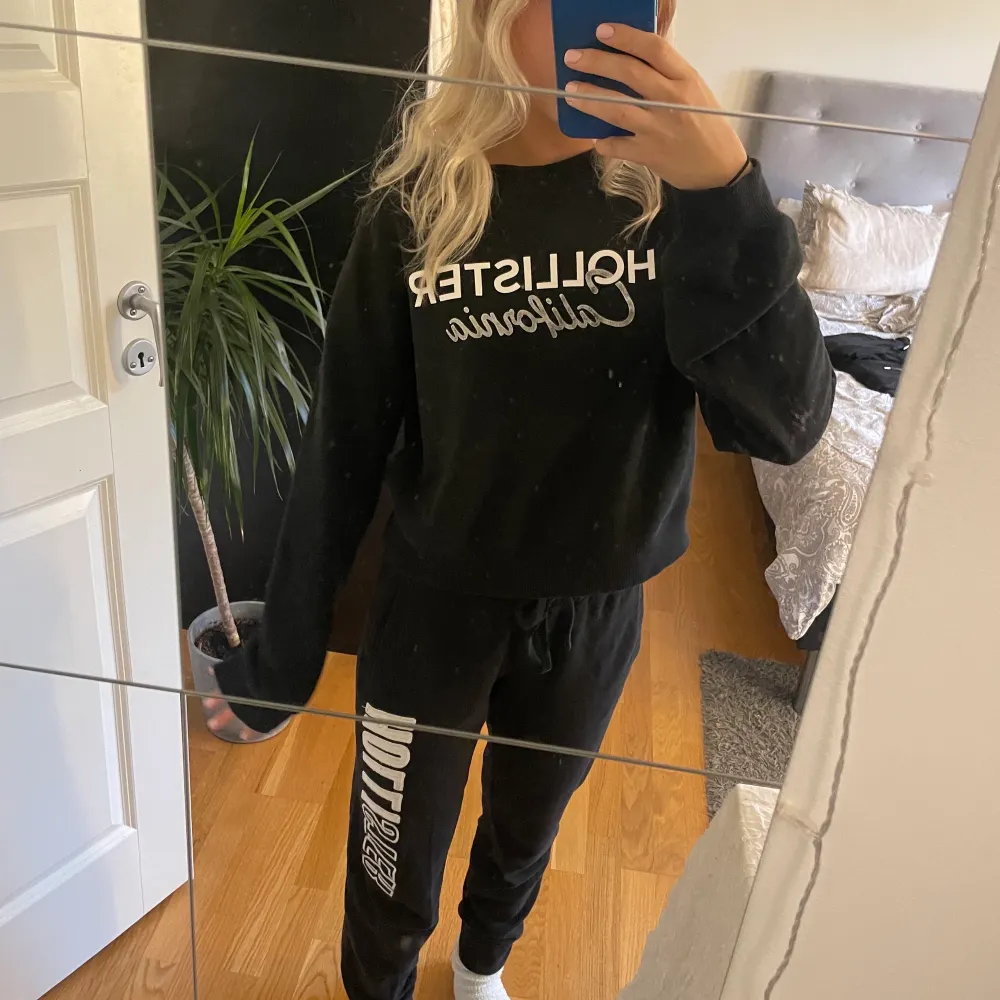 Superfint mjukissett från hollister som inte kommer till användning, båda för 250kr och frakt tillkommer, 150kr för en del😁 pris kan diskuteras. Hoodies.