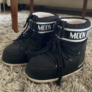 Moonboots  - Säljer dessa superfina Moonboots i nyskick, skorna är i strl 39-41 men passar mindre också❤️ säljer pga att de inte användes så mycket som jag hoppats på☺️ köparen står för frakten😊pris kan diskuteras