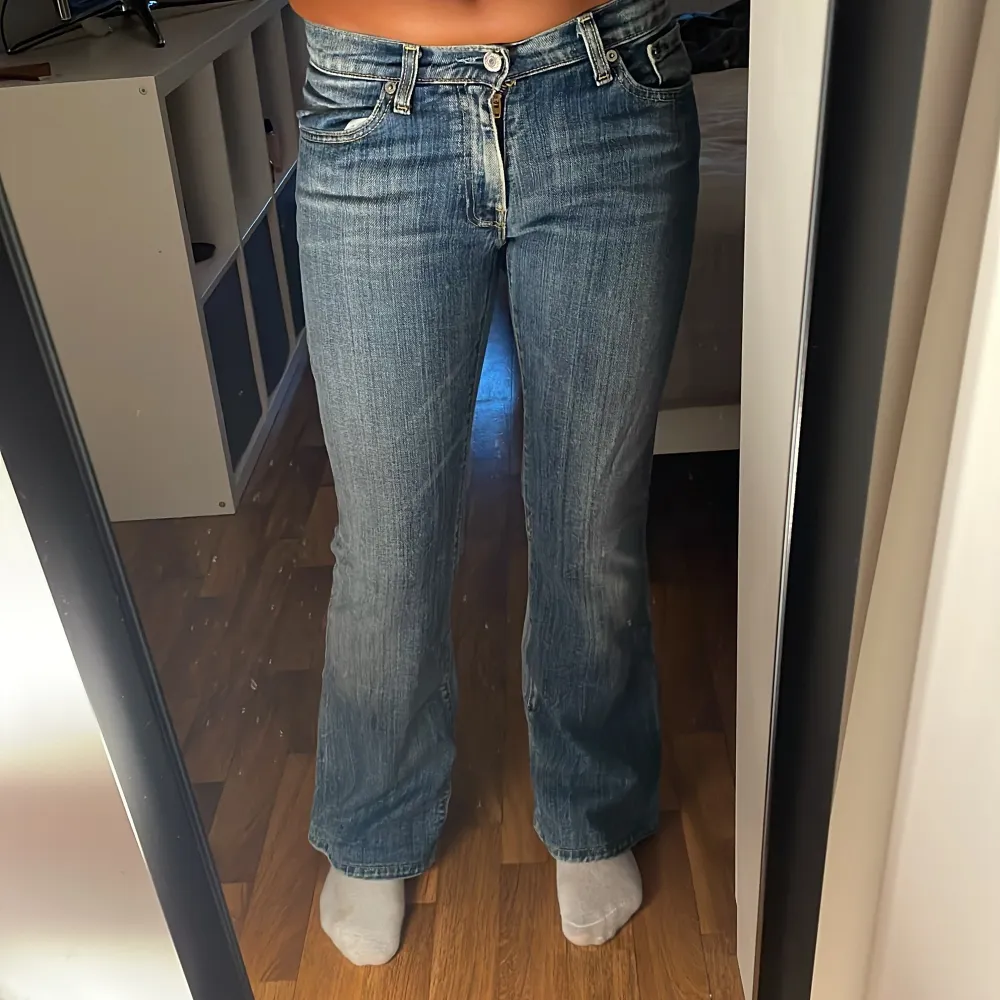 Säljer ett par till secondhand jeans som inte är min stil riktigt, passar precis i längden för mig som är 167cm. Lite små för mig oxå som brukar ha 36 i jeans men det funkar för dom är stretchiga.  !! PRIS GÅR ATT DISKUTERA!!. Jeans & Byxor.