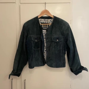 Mocka jacka kort  - Broderade detaljer. Blommigt innertyg 