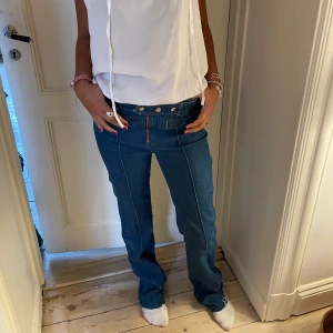 Coola jeans💙🤠 - Jättesnygga jeans men knappar, bra skick och stretchiga❤️‍🔥