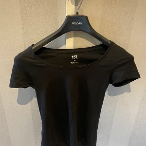 Svart t-shirt - En vanlig svart t-shirt som passar till allt. T-shirten är endast använd 1 gång och är i storlek XS  