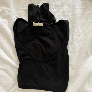 A-DSGN soft top - Soft top från A-DSGN. Knappt använd då den är lite för stor på mig. Otroligt mjuk och bra kvalitet. Köparen står för frakten. 