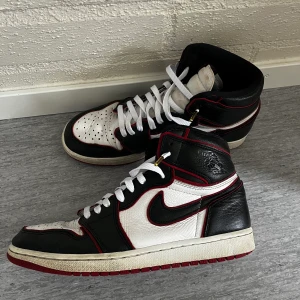 Jordan 1 High Bloodline - Jordan 1 High Bloodline Storlek 43/9,5 Skick 5/10 väldigt använda All OG Pris 1000kr (steal) Fler bilder kan fås vid intresse Köpare står för frakt 
