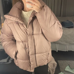 Dunjacka  - Super fin rosa dunjacka från hm. Använd ett fåtal gånger! 💖
