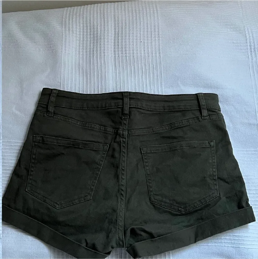 Coola militärgröna shorts, säljer de för de ej kommer till användning och de är lite för små för mig🌵. Shorts.