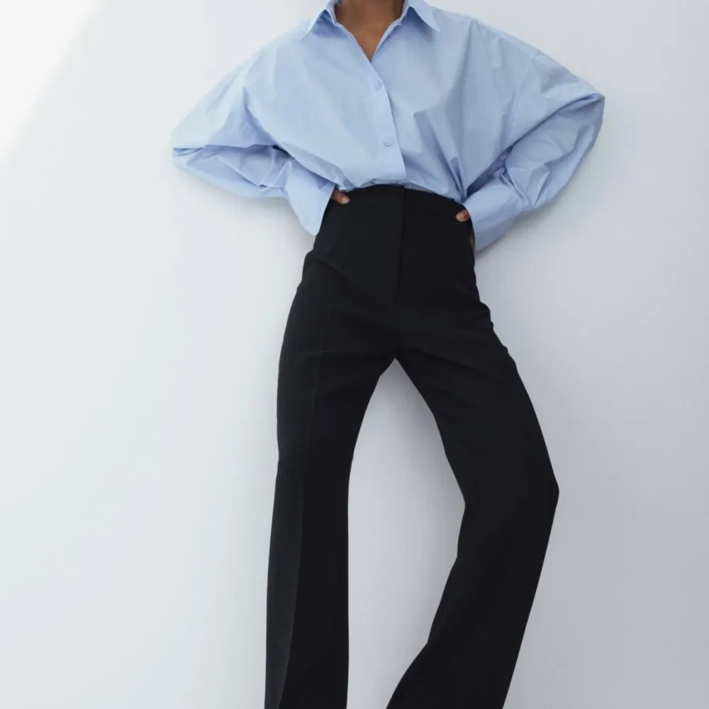 Helt oanvända svarta enkla kostymbyxor, superfina men kommer inte till användning 💜Köpta för 399kr. Jeans & Byxor.