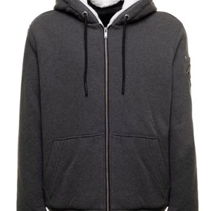 Moose Knuckles hoodie - Säljer denna fina Moose Knuckles hoodien för att jag inte använder den så ofta längre. Inte använda speciellt mycket, kan lukta parfym. Inga problem med den. Pris kan diskuteras eller byten