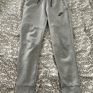 Nike tech byxor - Superfina byxor endast använda ett fåtal gånger så i nyskick! Säljer för att de har blivit alldeles för korta på mig💕