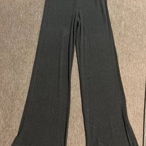 Byxor  - Skönt med byxor är mycket bra kvalitet ben lång fint Mörkgrå ASOS DESIGN 