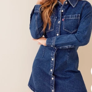 Levi’s klänning - En jeans klänning från Levi’s i storlek XS men skulle även säga att den passar en S. Så fin! Den är aldrig använd och prislappen är även kvar!