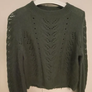 Grön tröja! - Grön tröja från Grunt! Färgen är mer militär grön.💚Storlek XL men skulle mer säg S,M