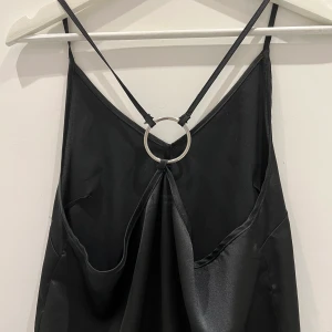 Linne med djup rygg - Fint linne med djup rygg. 