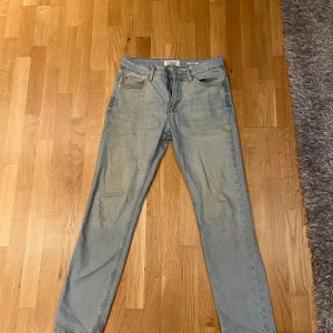 Pull&bear jeans - Sitter fin fint lite slitna därför är priset som de e men annars väldigt fina
